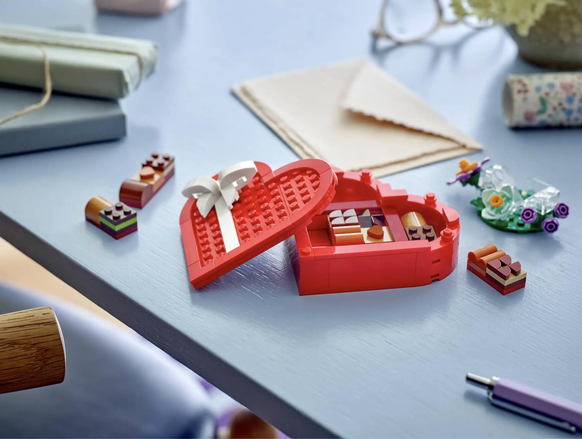 LEGO Valentine’s Day Box lid opening reveals two heart elements for a sweet surprise.