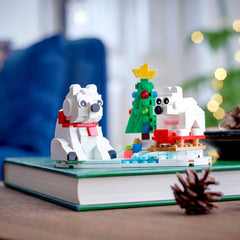 LEGO Wintertime Polar Bears 40571: adult polar bear watching over the scene