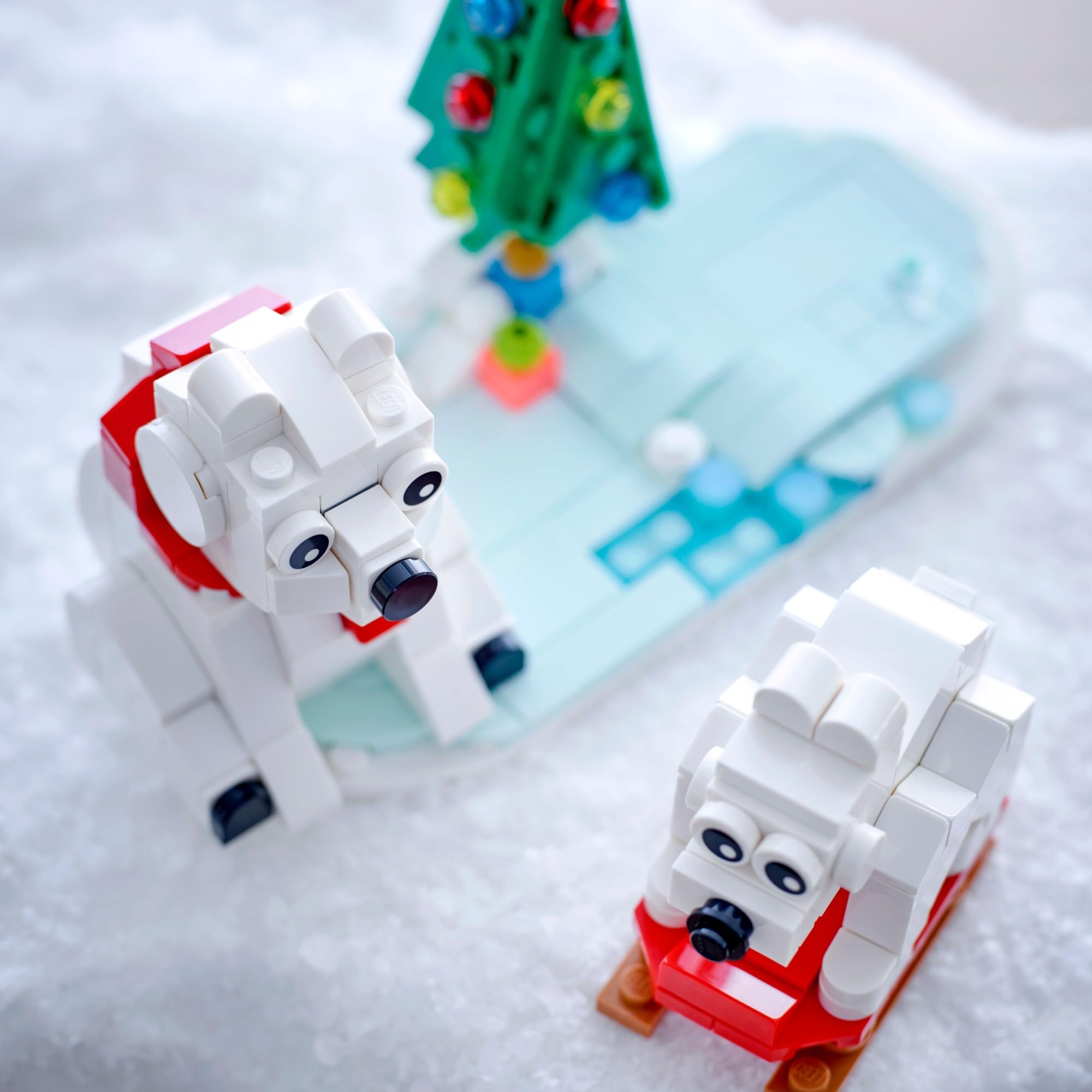 LEGO Wintertime Polar Bears 40571: rotating base creates dynamic display