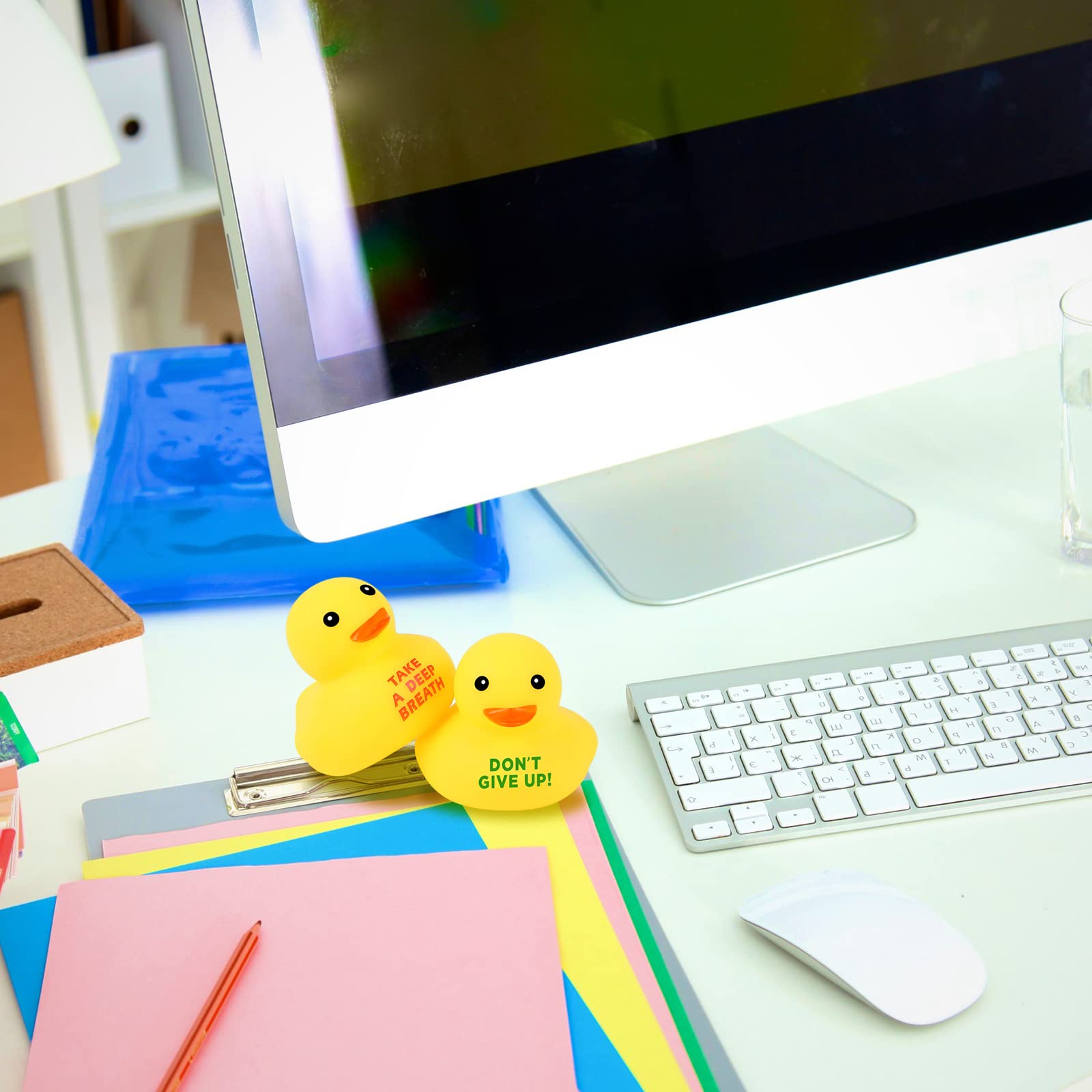 Lenwen color-fast rubber ducks for long-term decor and gifting.