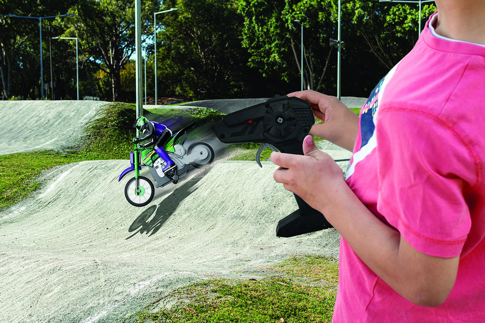 LEXiBOOK RC18 Crosslander battery charging view shows quick USB recharge