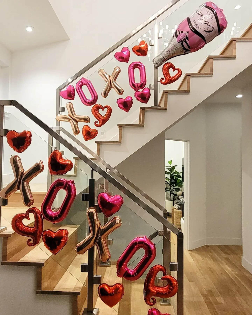 LHOAVWE Valentine balloons package creates elegant backdrops for photos.