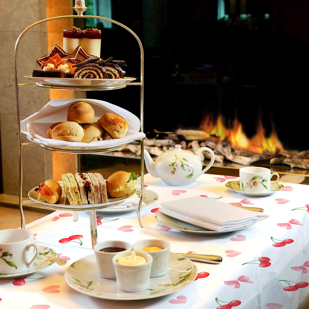 Lianxuia disposable table cover offers quick cleanup after gatherings.