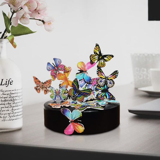 LICRAFT color-printed, double-sided butterflies add vibrant desk appeal.
