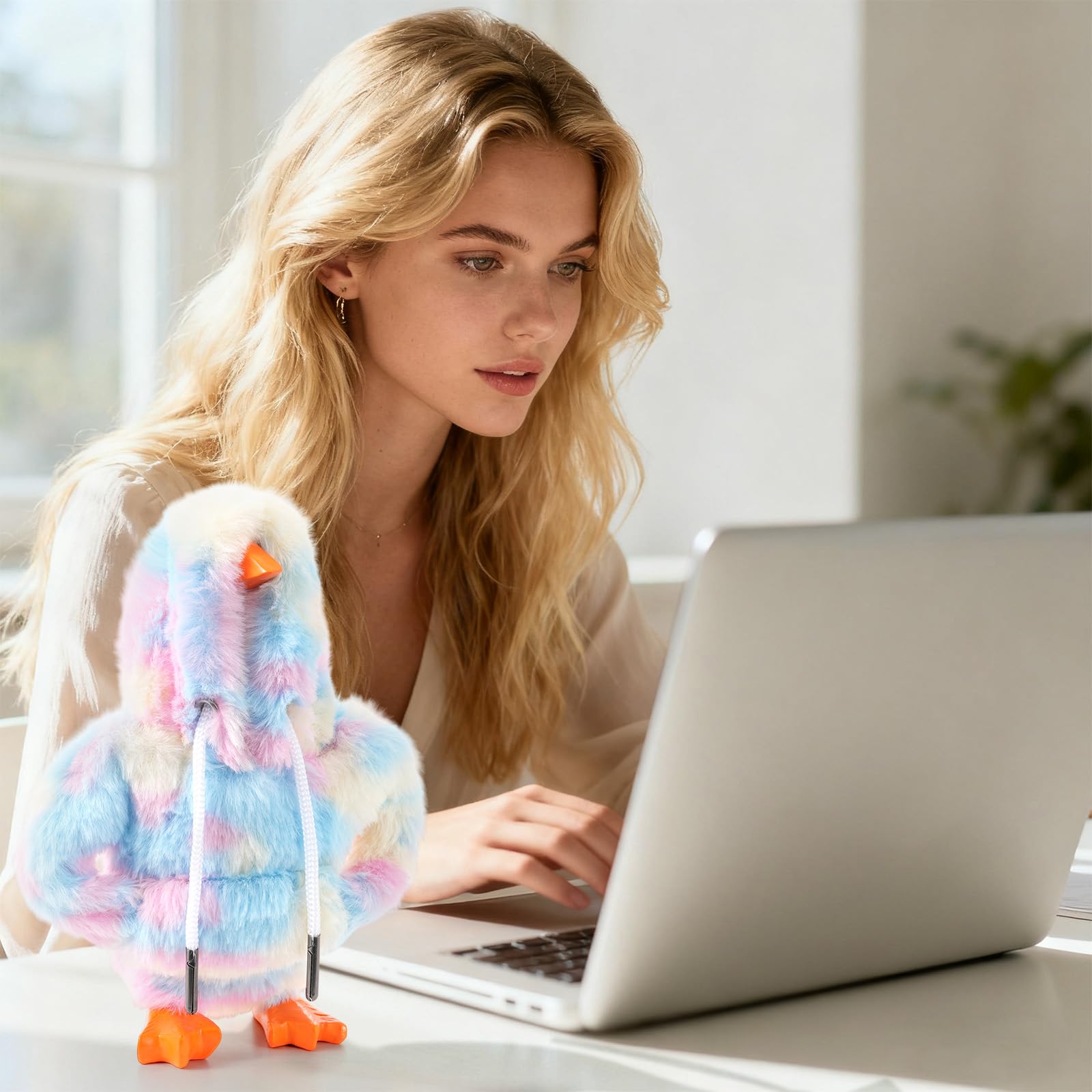 Linastu 7-inch desk goose hoodie fits snugly for quick styling