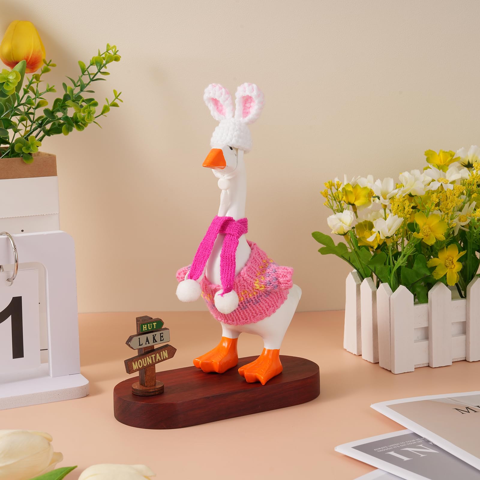 Linastu desk goose magnetic attachment enables easy dressing.