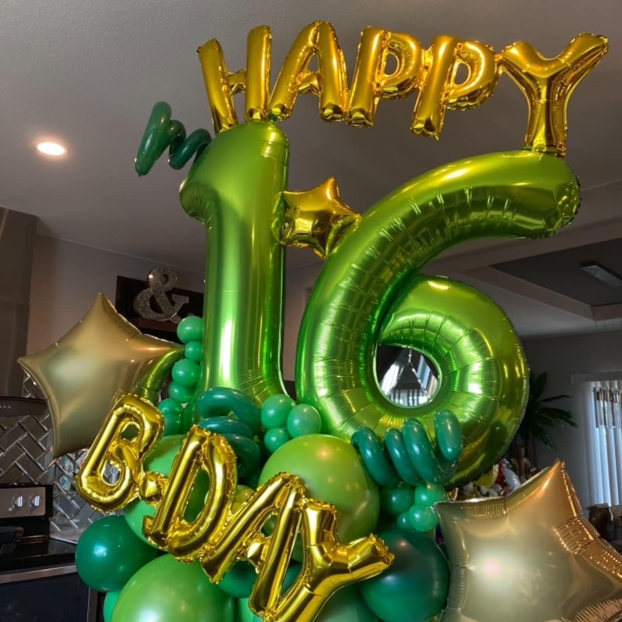 Lingqiang birthday decor balloon creates a bold focal point at parties and events.