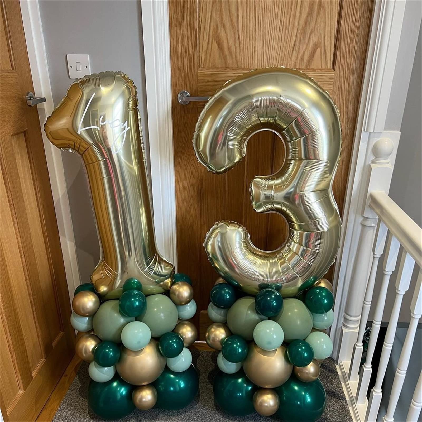Lingqiang Champagne Gold Number 1 Balloon adds a luxurious metallic touch.