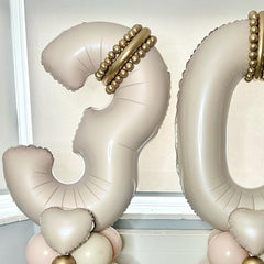 Lingqiang cream number 8 balloon used as photo backdrop at events.
