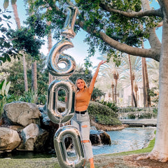Lingqiang giant 40in Number 0 balloon as a bold photo prop.