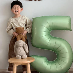Lingqiang sage-green birthday decor fits milestone celebrations and photo setups.