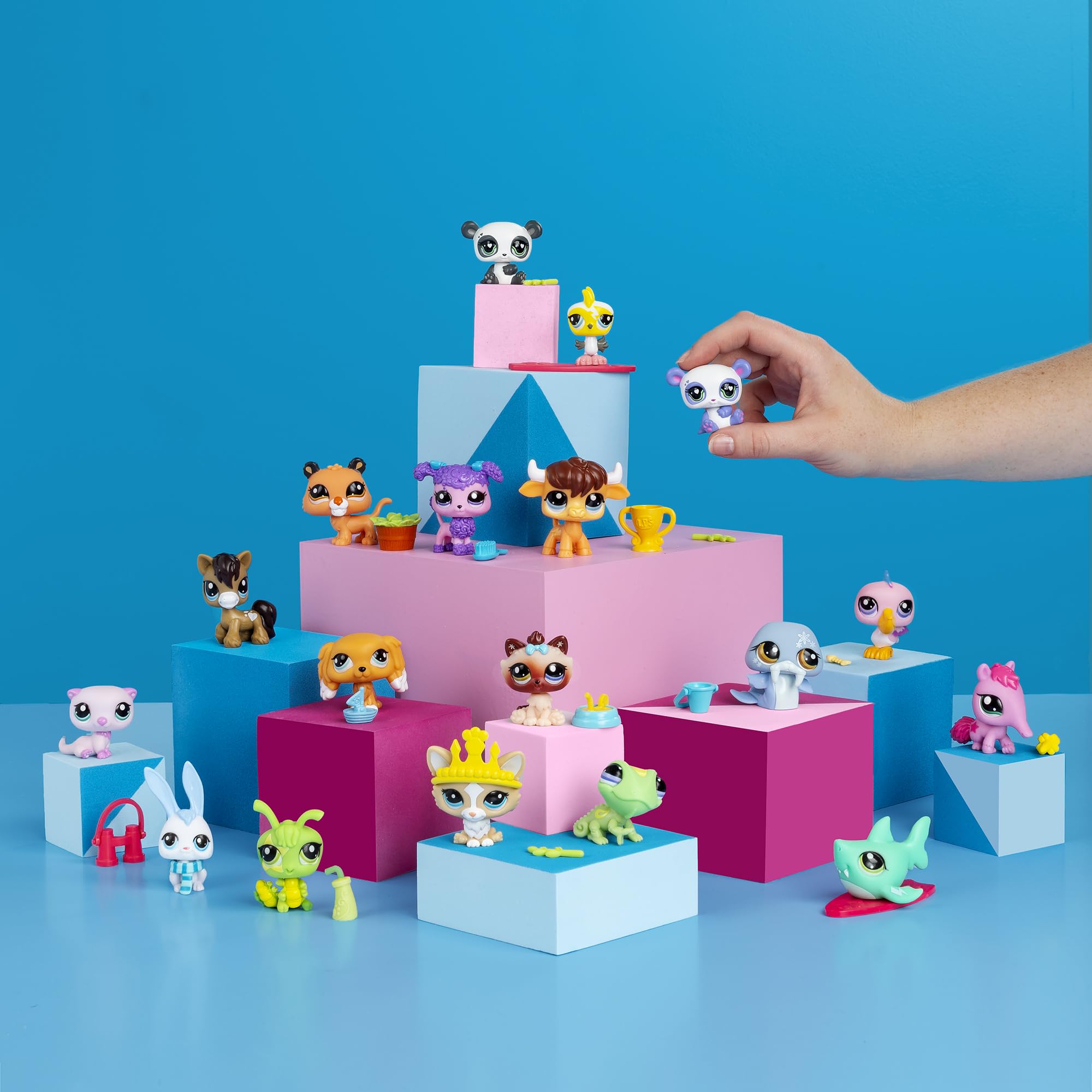 Littlest Pet Shop Gen 7 accessory and collector card set enhances play and display