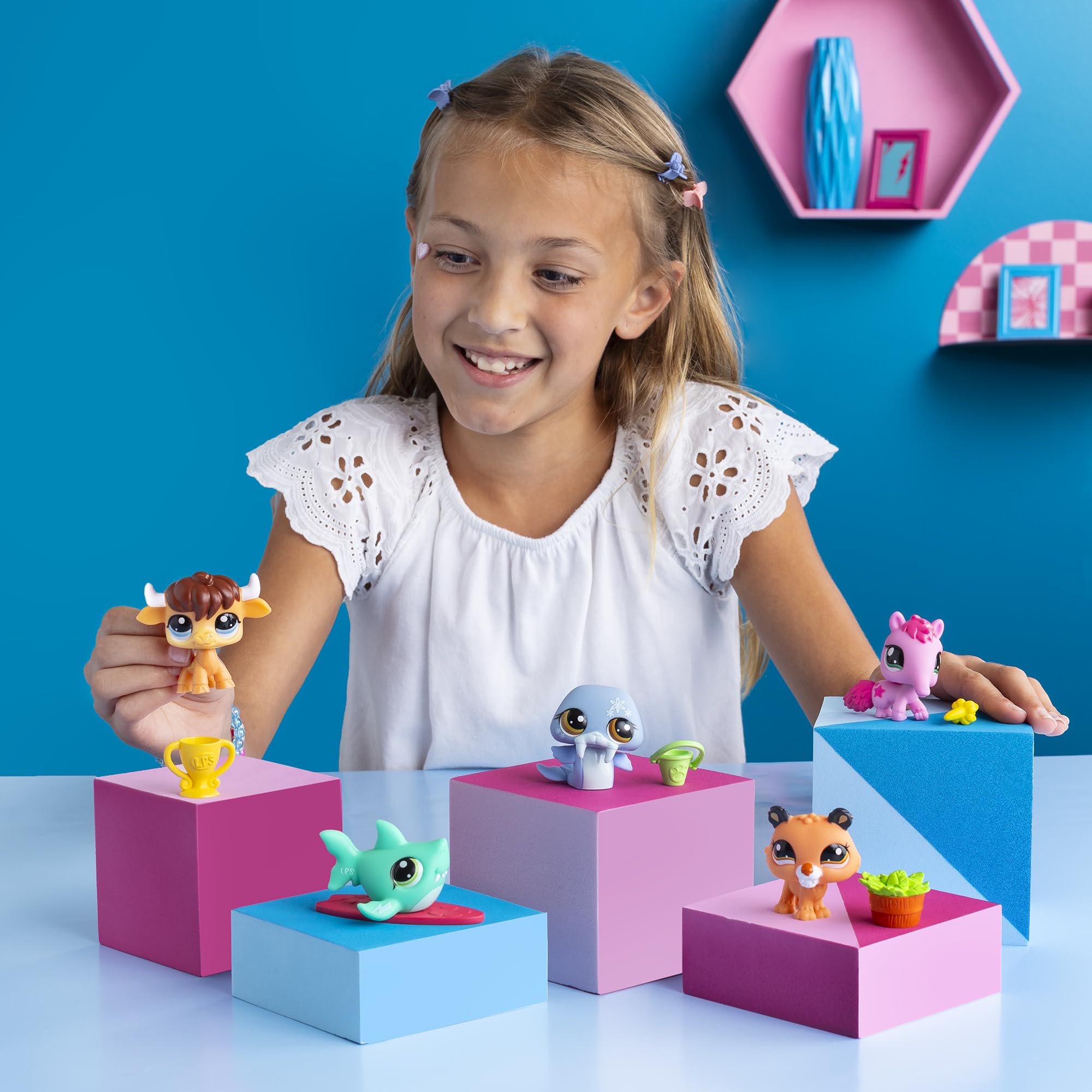 Littlest Pet Shop Gen 7 bobblin head figure ready for imaginative storytelling