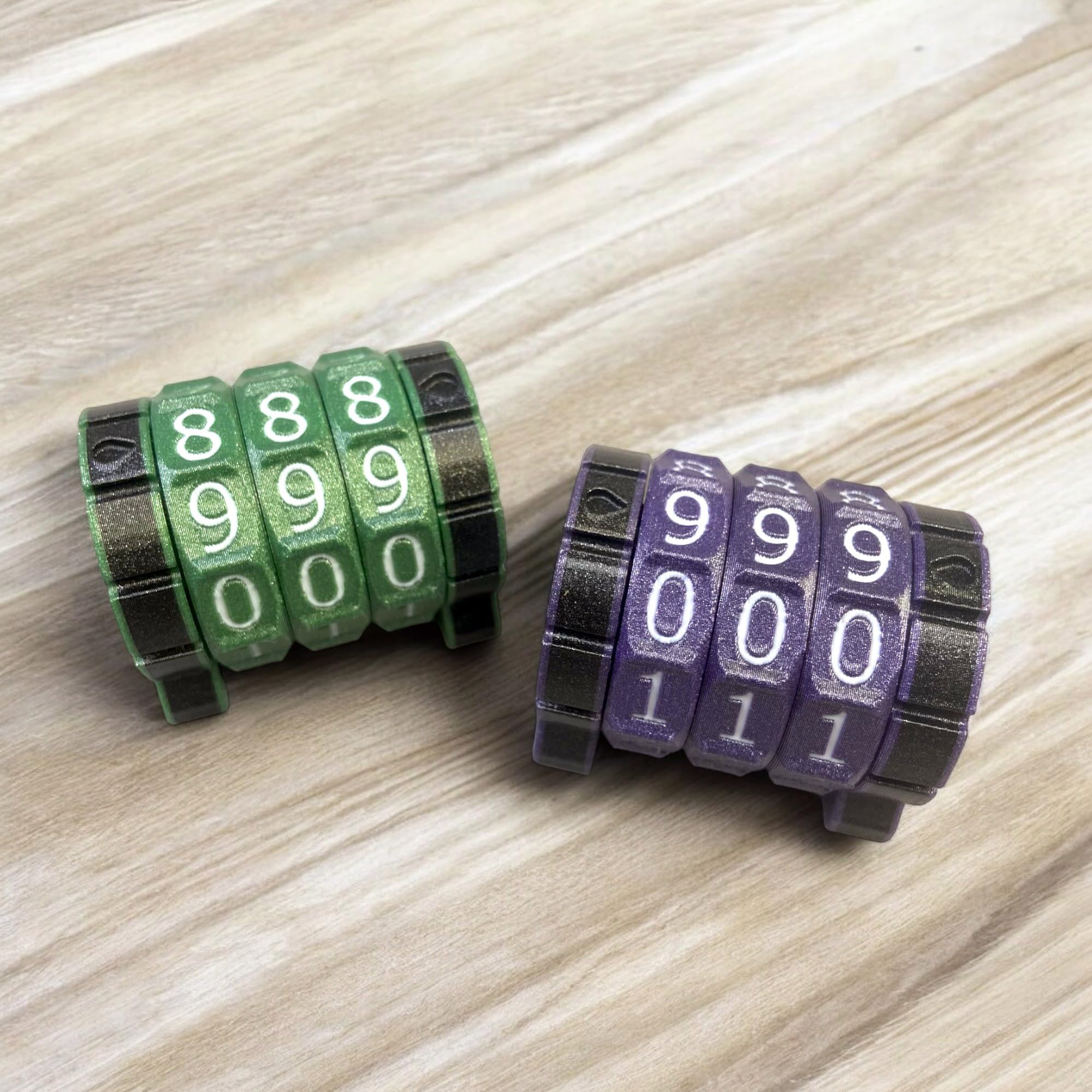 Lixusia life counter supports handheld dialing or tabletop use for flexible play.