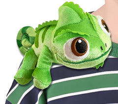 Lizard Plush Shoulder Magnet Toy resting on shoulder, perfect travel companion.