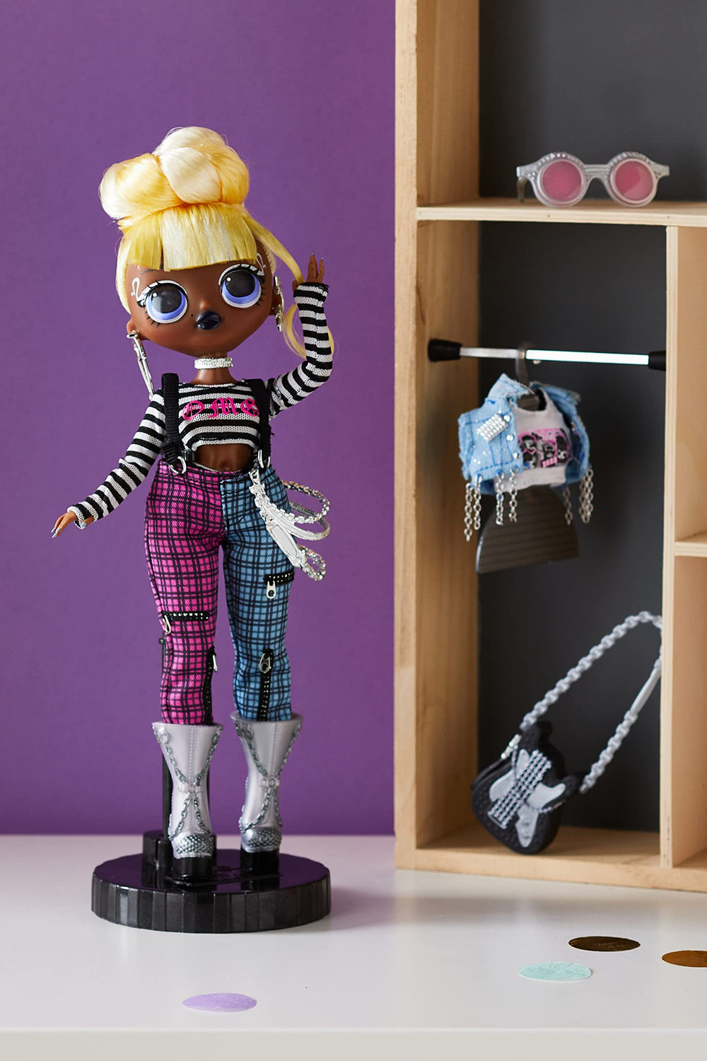L.O.L. Surprise! OMG Melrose outfit one shows a fashionable ensemble for storytelling.