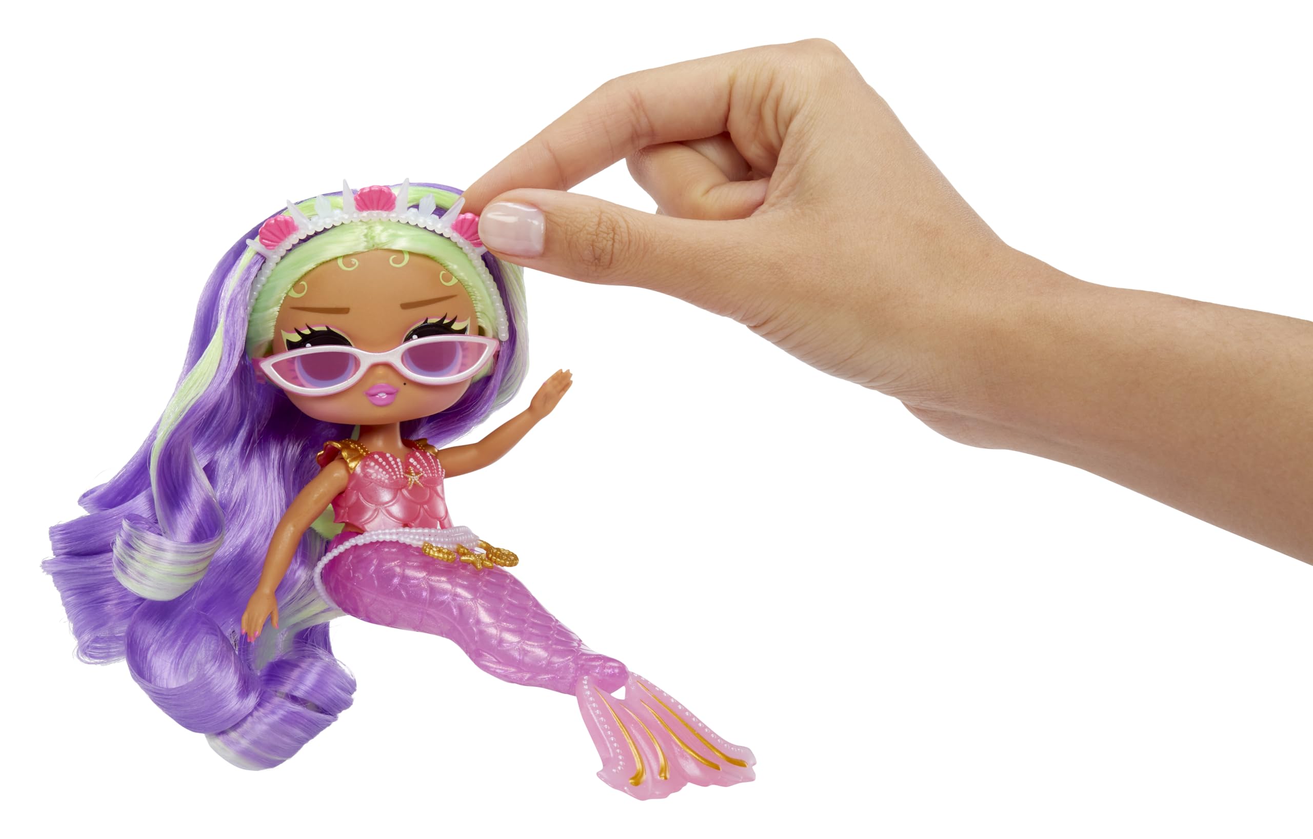 L.O.L. Surprise Tweens Mermaid Cleo Clove articulated body supports natural poses and stability.
