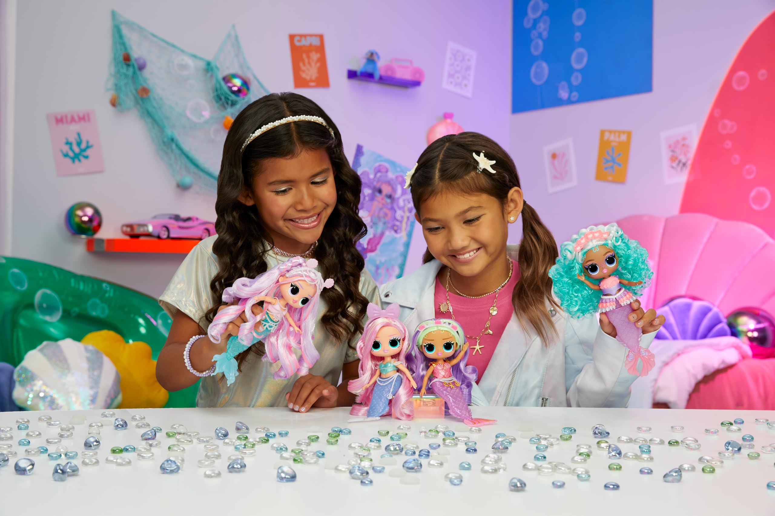 L.O.L. Surprise Tweens Mermaid Cleo Clove pearl belt enhances accessorized mermaid style.