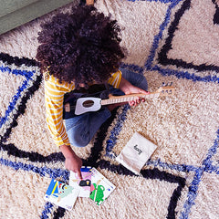 Loog Mini learn on Loog design enables playing any guitar with consistency.