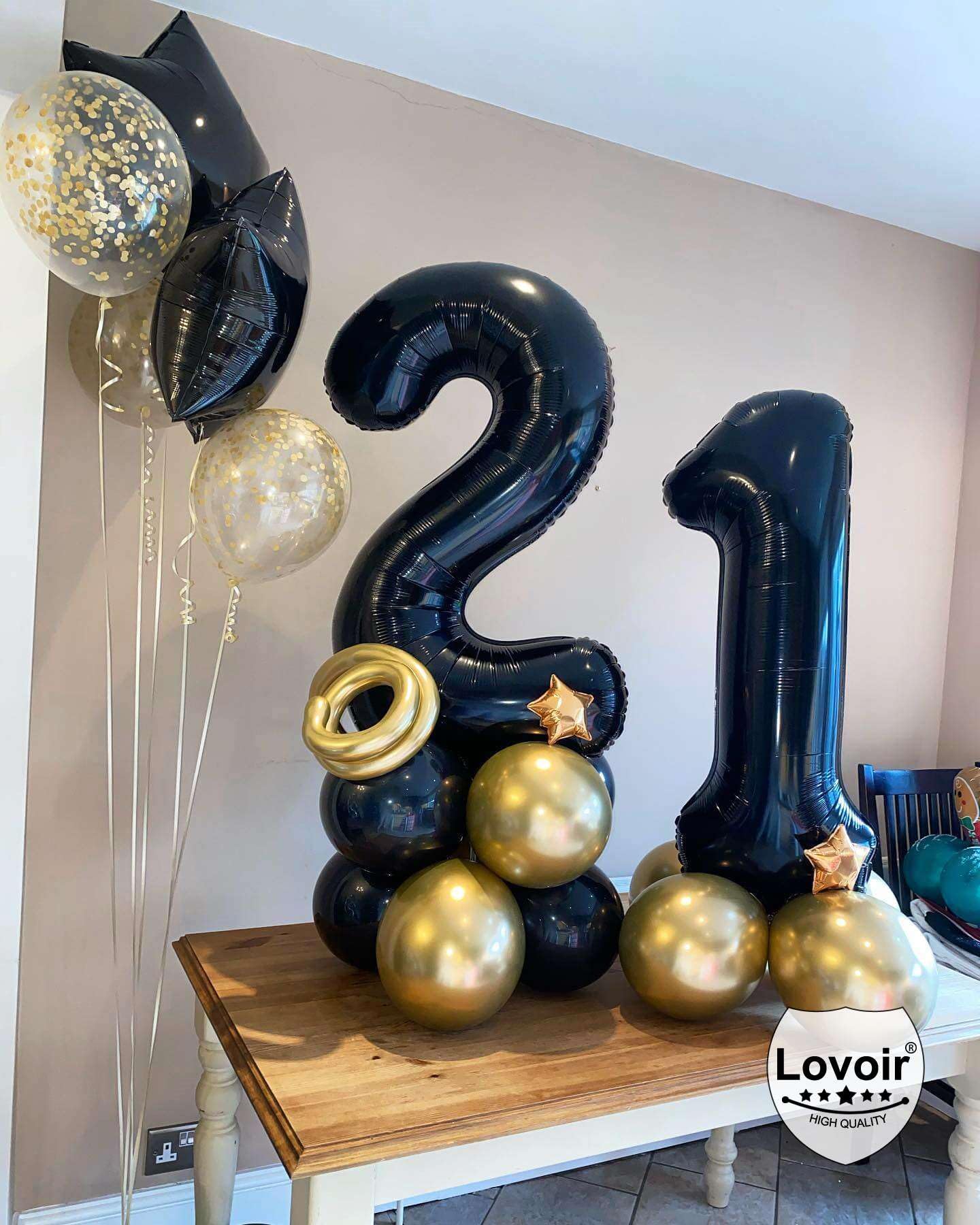 Lovoir giant 40-inch balloon stays visually striking during events.