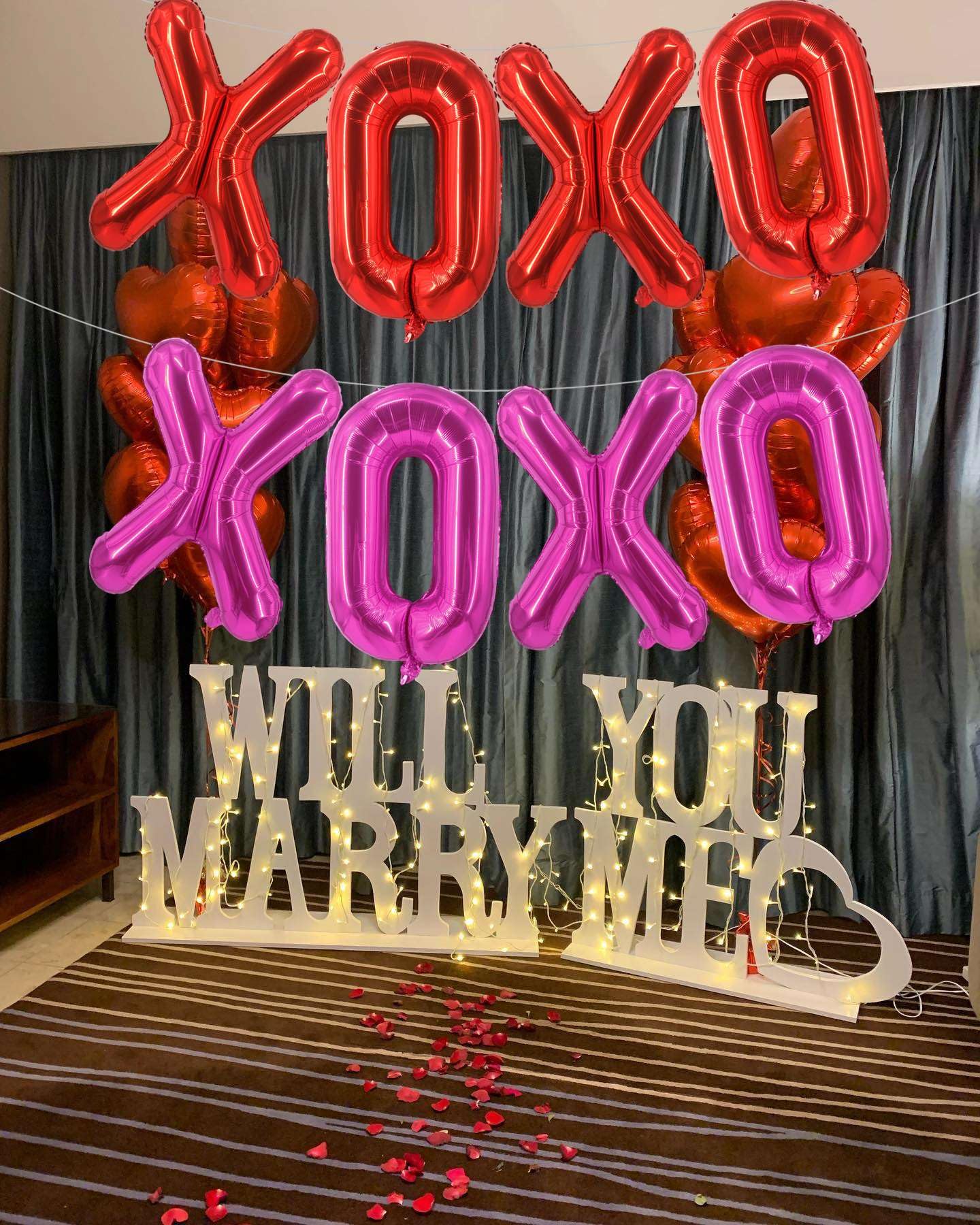 Lovoir Valentine’s Day table decor with XOXO balloons for warm ambiance.