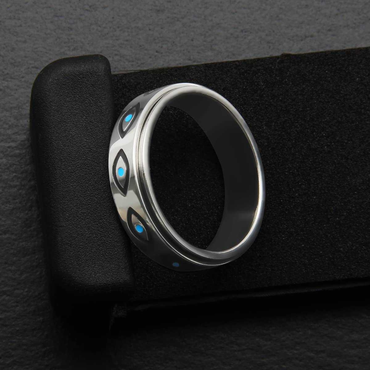 Outer moon and star design on LuckyAmor ring with hollow band