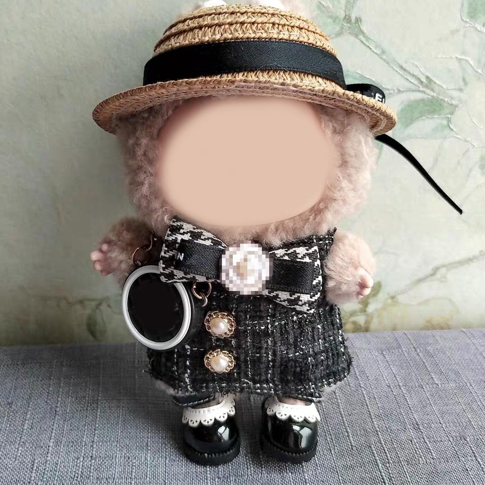 Lukax protective packaging with shoes, ideal gift for doll lovers.