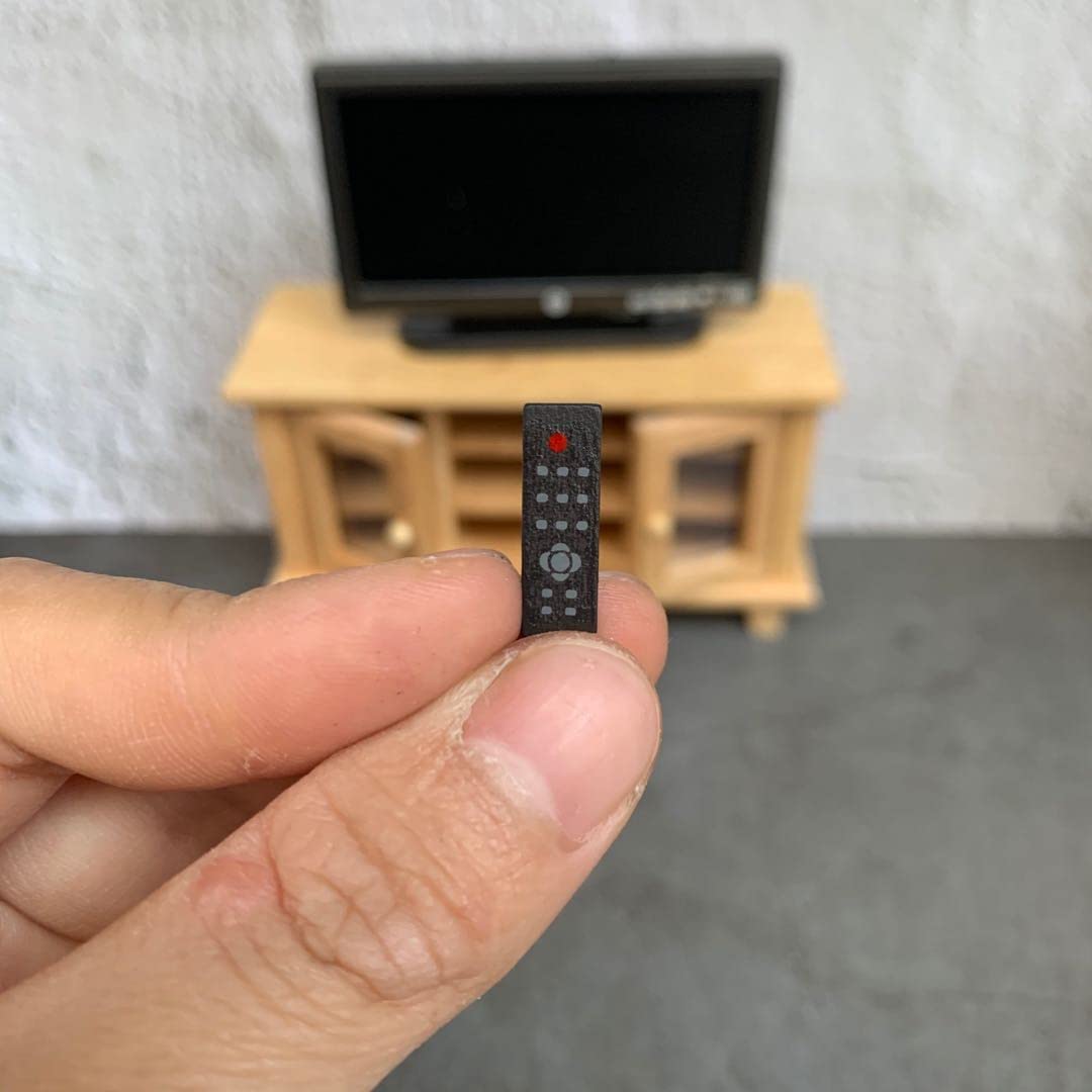 Lynkaye 1:12 dollhouse fireplace in a living room setup with TV.