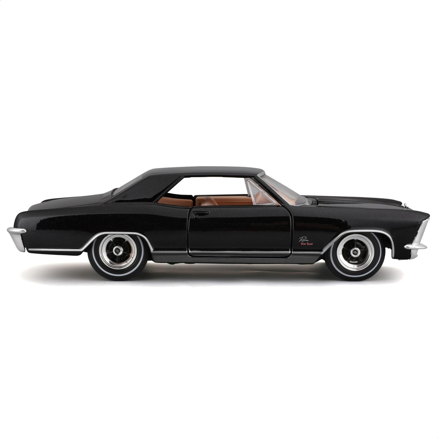 Maisto 1965 Buick Riviera close-up detailing for premium display collections