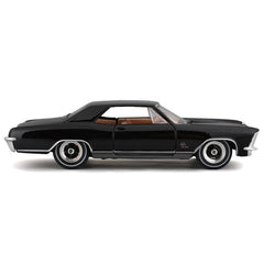 Maisto 1965 Buick Riviera close-up detailing for premium display collections