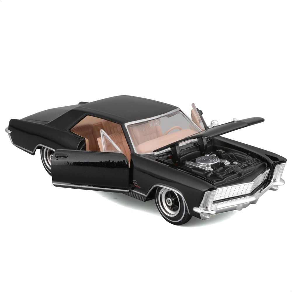 Maisto 1965 Buick Riviera front view showcases precise grille and chrome accents