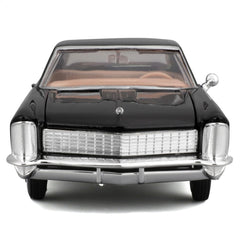 Maisto 1965 Buick Riviera side profile highlights sleek silhouette and scale accuracy