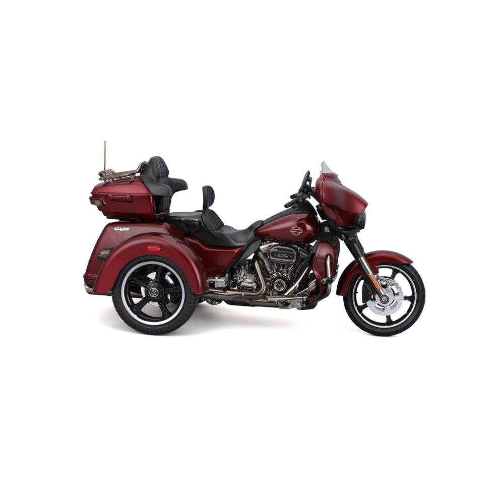 Maisto Harley Davidson 2021 CVO Tri Glide die-cast dash and controls close-up.