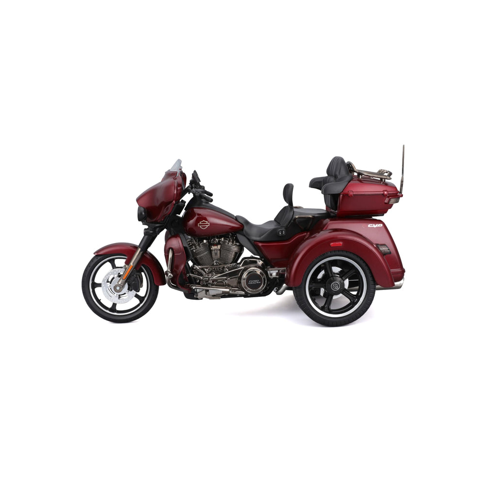 Maisto Harley Davidson 2021 CVO Tri Glide die-cast detailed engine close-up.