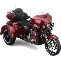 Maisto Harley Davidson 2021 CVO Tri Glide die-cast wheels and tires close-up.