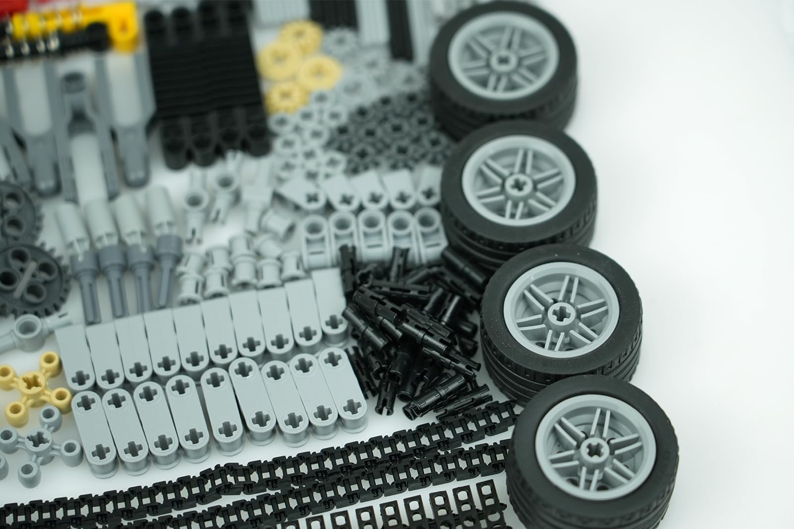 MALEKO chain link connectors facilitate moving mechanisms and robotics