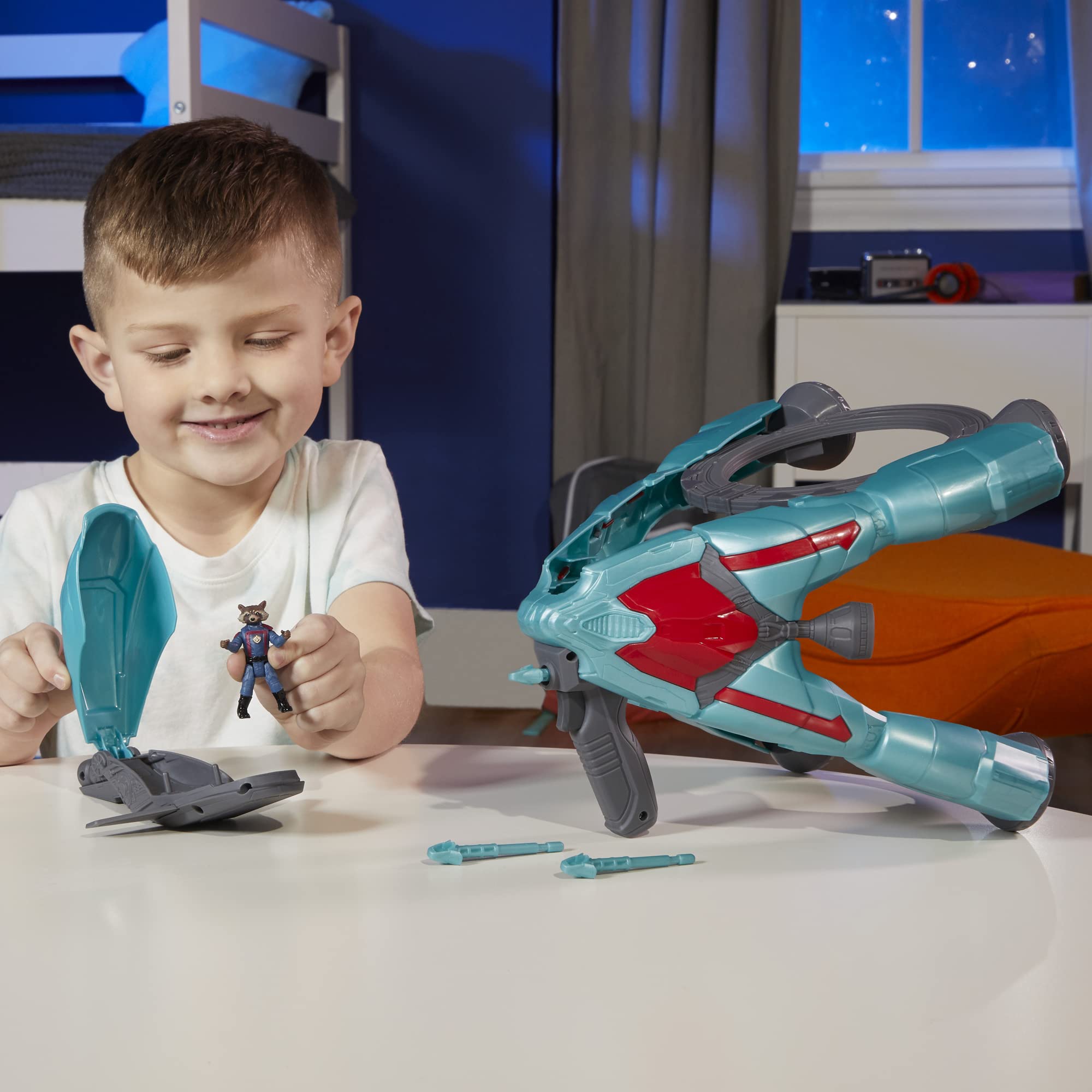 Ship with three projectiles for exciting blasting in space battles.