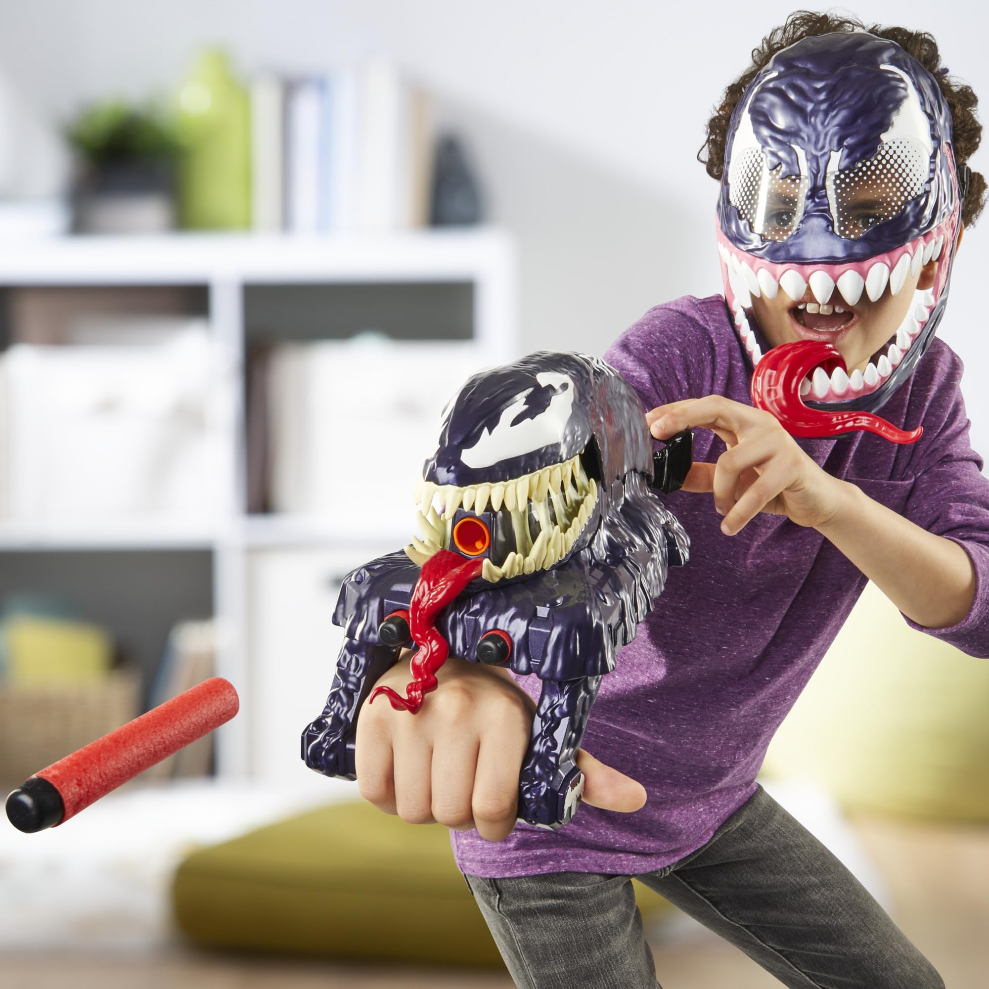 Marvel Spider-Man VenomVersus costume addition enhances dress-up play.