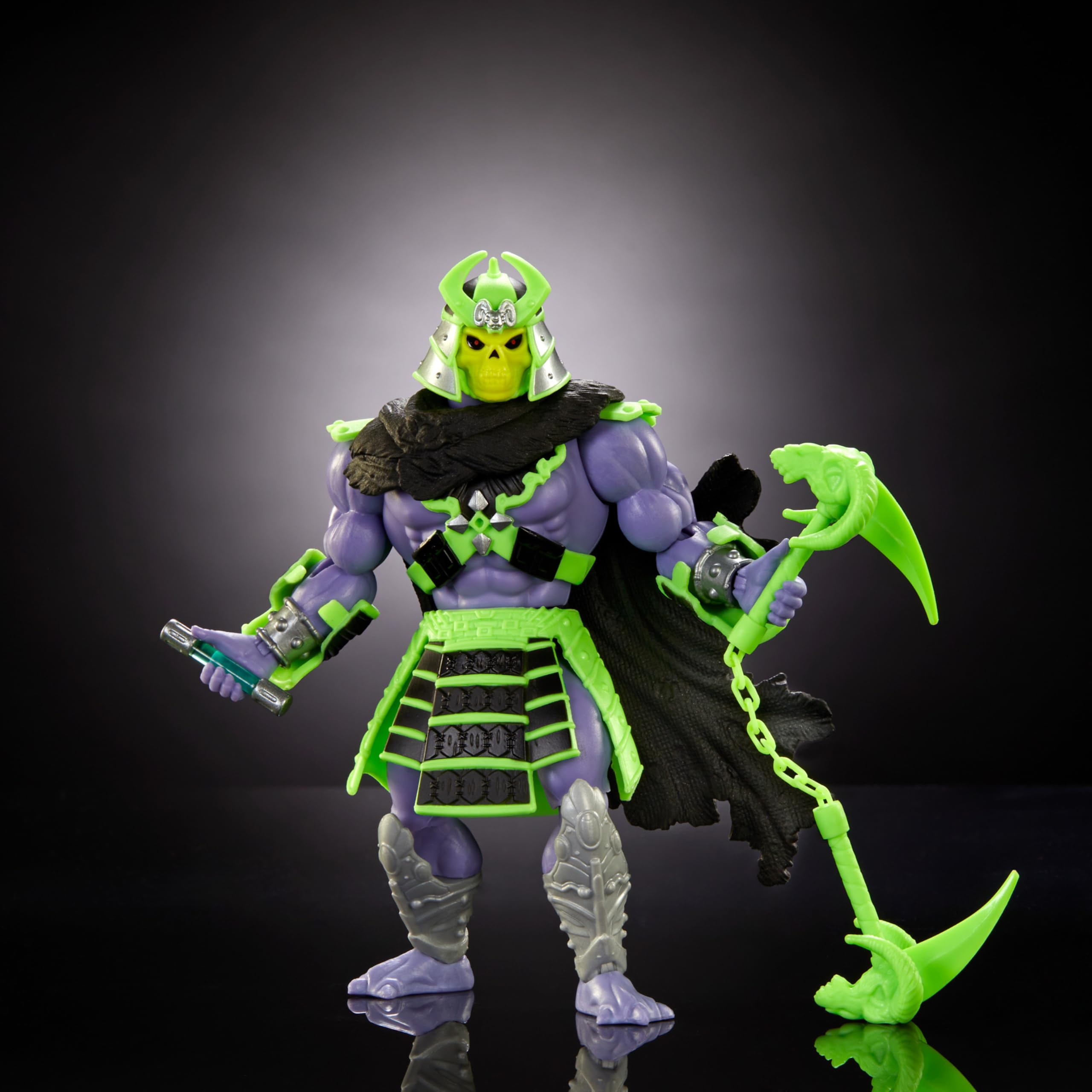 Removable cape and armor pieces for customizable Skeletor looks.