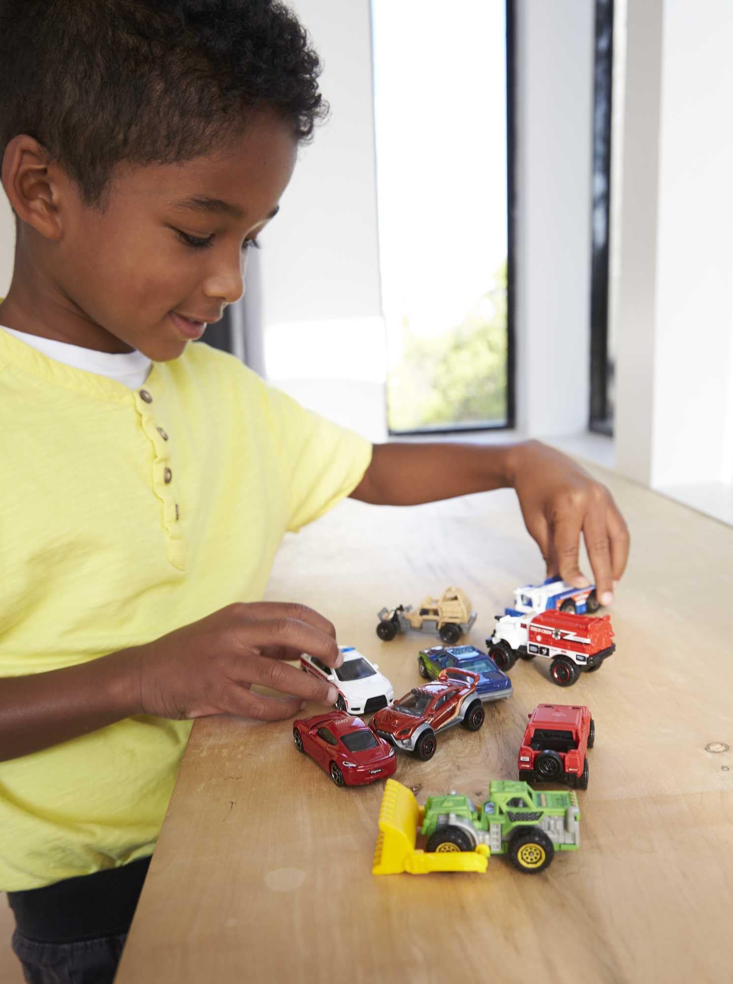 Matchbox 9-pack die-cast cars 1:64, variety themes to spark imaginative storytelling.