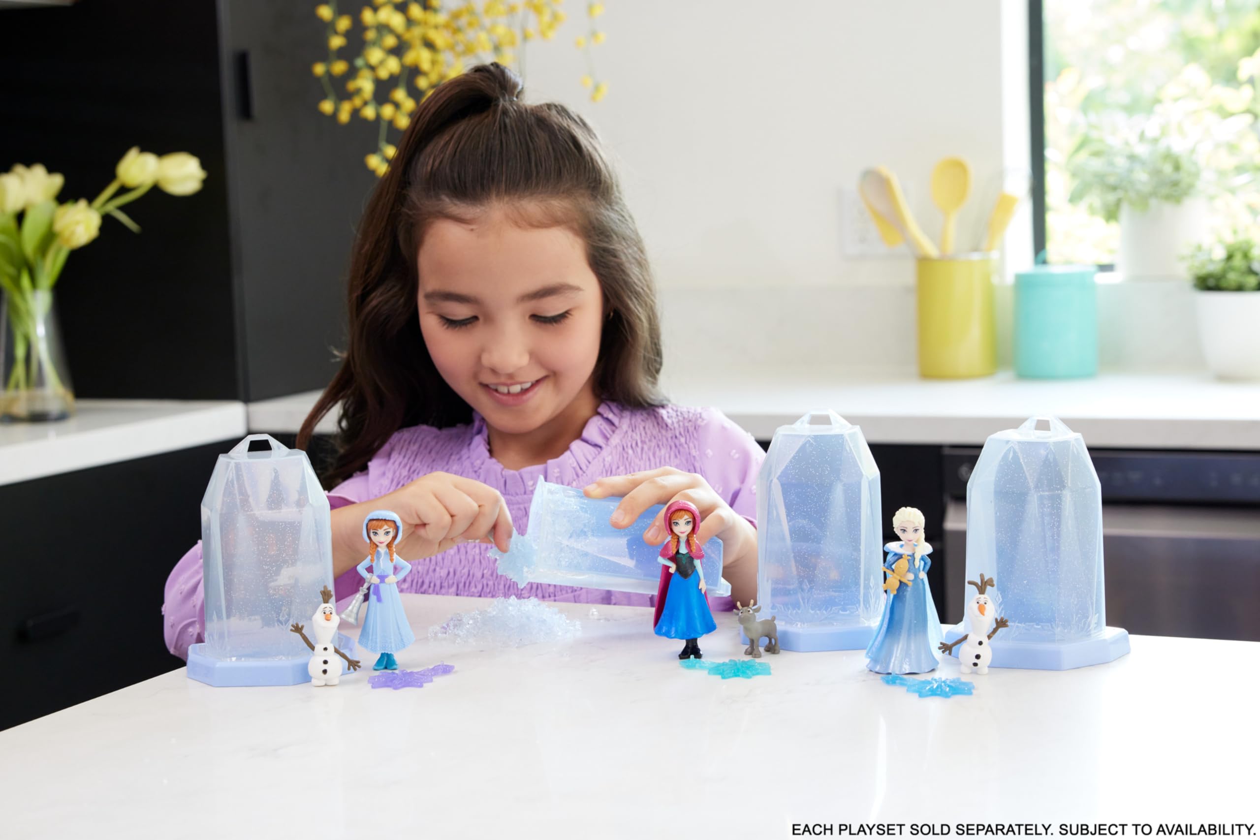Mattel Disney Frozen snowflake scoop enables easy digging through Squishy Ice gel.