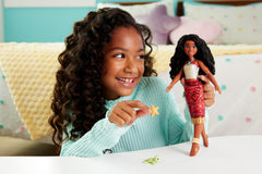 Moana 2 doll costume detail with skirt, necklace and anklet for authentic storytelling.