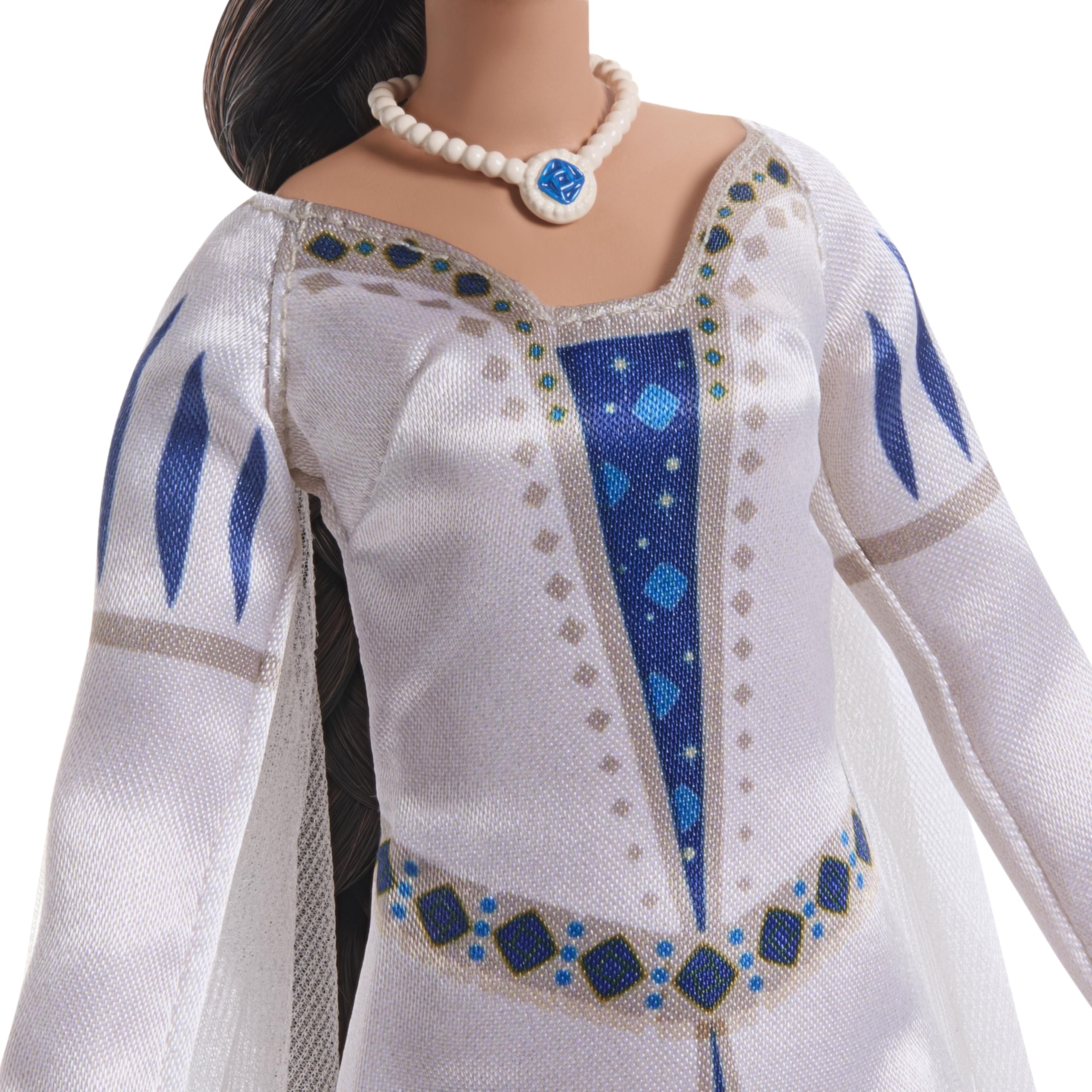 Hairbrush included to keep Queen Amaya's hairstyle neat.