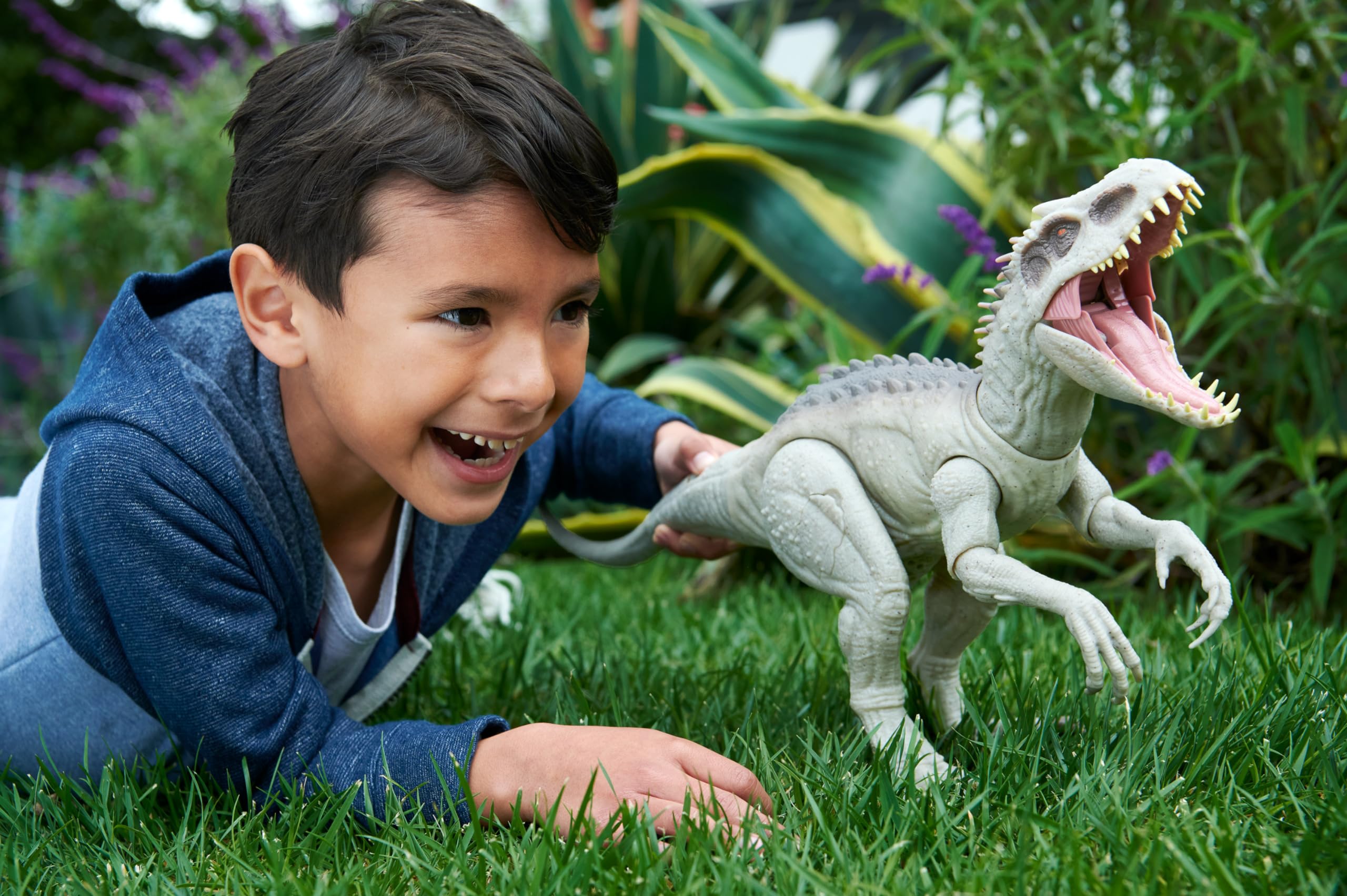 Mattel Indominus Rex tail button triggers wide-mouth chomping for action-packed moments.
