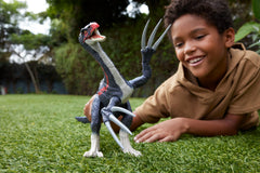 Mattel Jurassic World Chaos Theory Therizinosaurus Jaw Roar delivers immersive sound effects.