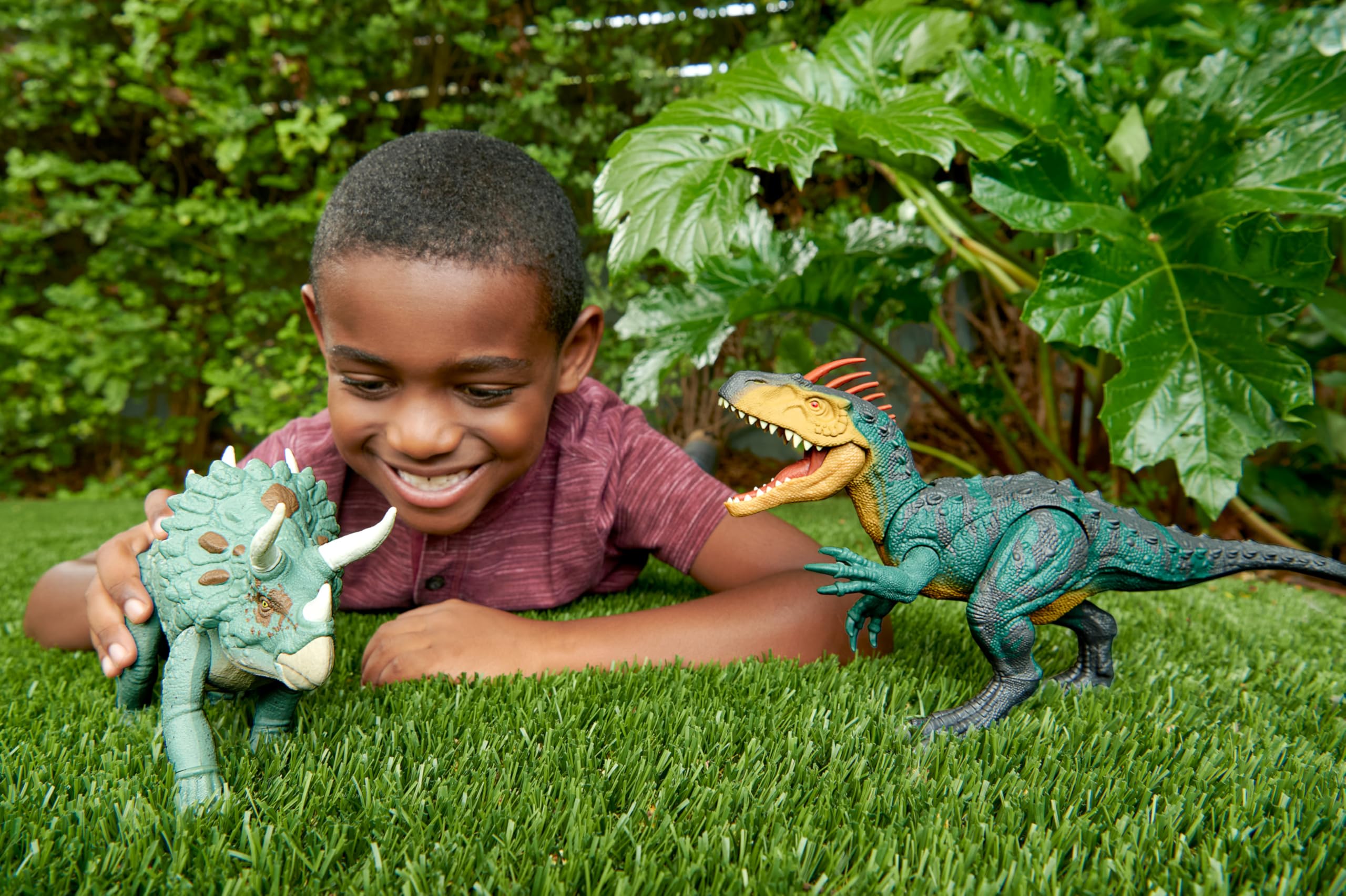 Mattel Jurassic World Gigantic Tracker Triceratops with evolved horns features