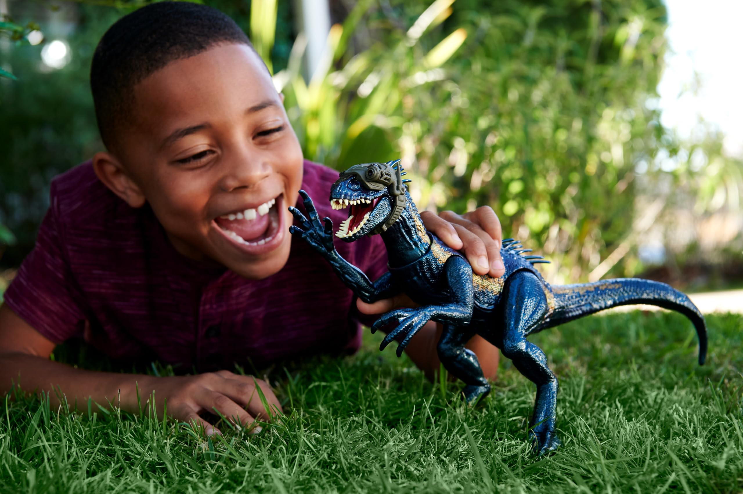 Mattel Indoraptor with huge claws and glowing eyes for dynamic play.