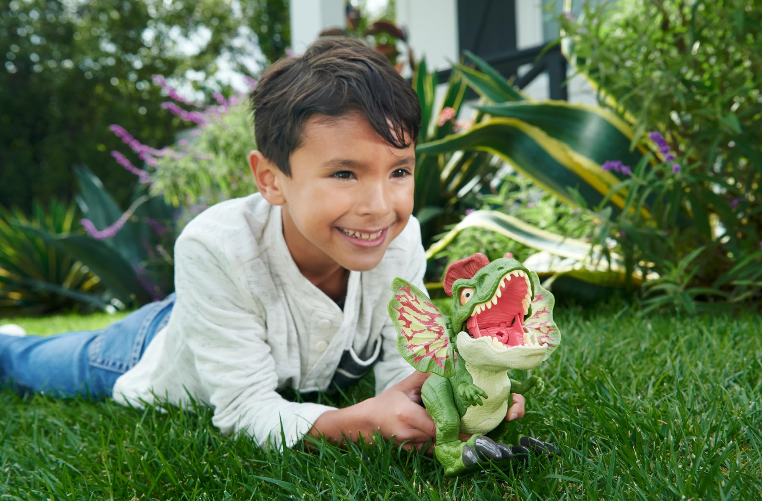 Mattel Jurassic World Uncaged Dilophosaurus head crest detail enhances display.