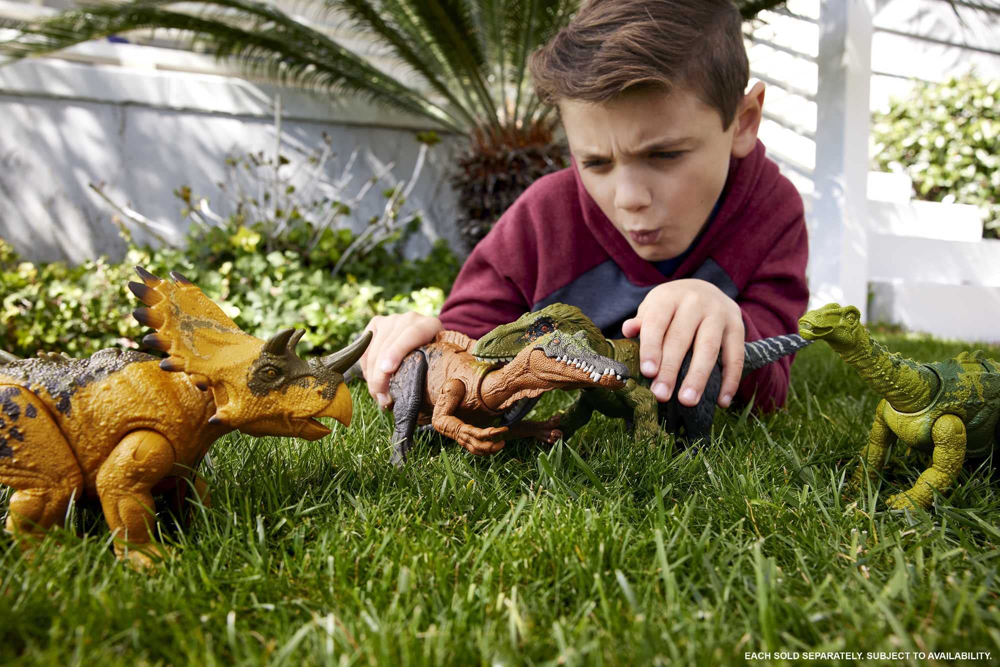 Mattel Jurassic World Wild Roar Regaliceratops performs an attack motion to spark action storytelling.
