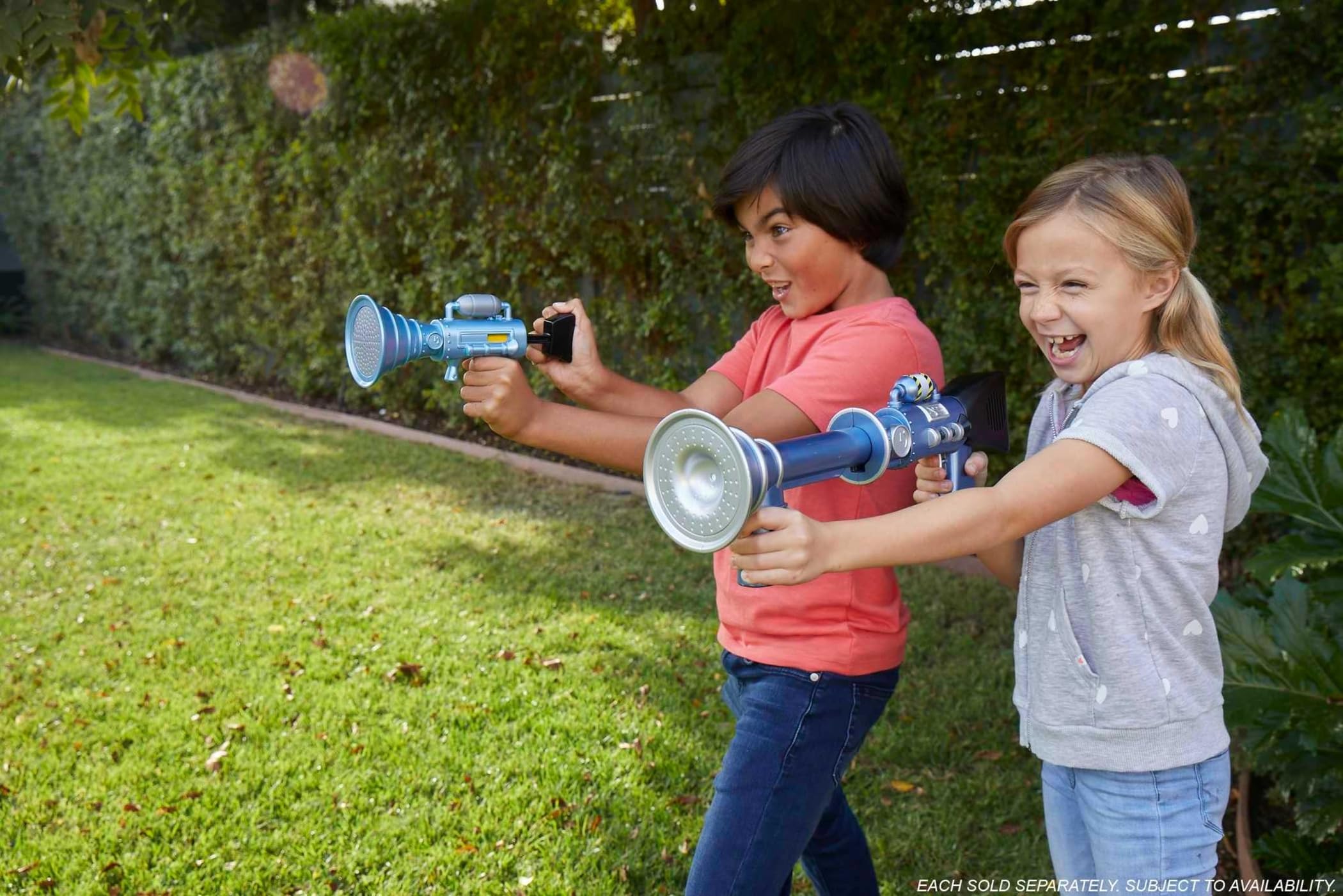 Mattel Minions Tiny Toot Blaster plunger action detail enables varied fart sounds